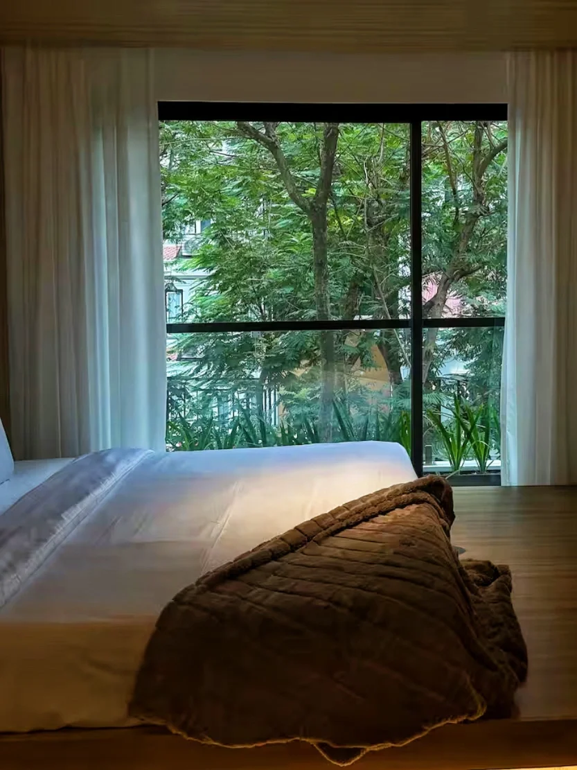 ✨河内还剑湖旁，新开的极简系Airbnb太好住了