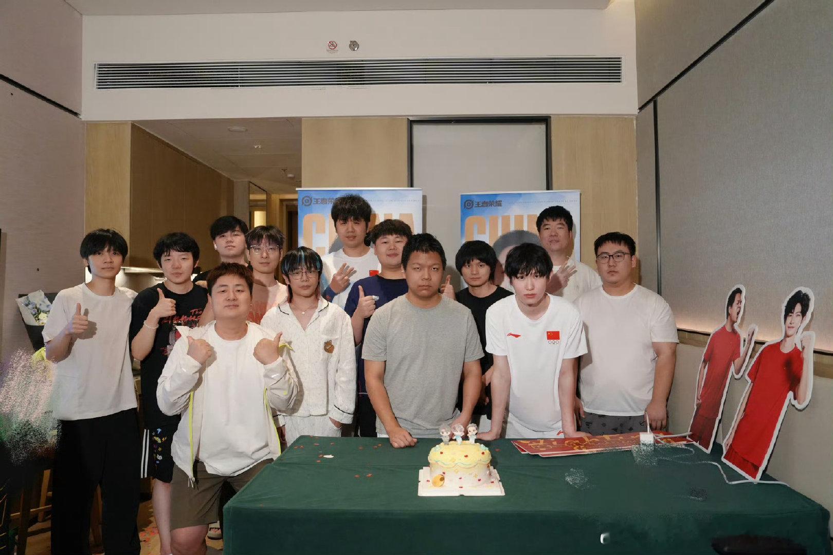 KSG、AG、JDG、LGD都全体出动接回自家金牌选手了

#王者亚运健儿回国##一诺大帅回国##ksg欢迎句号无言回家# ​