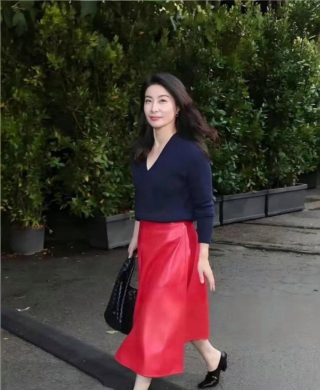原相机直拍郭晶晶，不靠珠宝加持，优雅藏在骨子里

褪去跳水赛场的荣光，台下的郭晶晶依旧自带风骨。
 
藏青针织衫沉稳内敛，一袭红皮裙点亮整体造型，一素一艳相得益彰。淡妆素颜感，没有夸张配饰，走路从容舒展。见过巅峰，阅过大场面，所以不必刻意张扬。
 
真正的优雅，从来不是奢侈品堆出来的，是内心富足带来