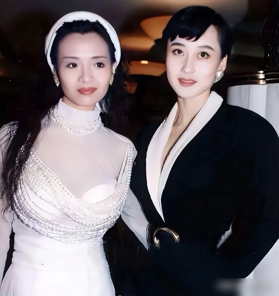 李连杰做手术前，把全部身家交给利智，只交代了一句：不办丧事，不立碑。
这男人值不值？看看利智64岁的样子就知道了。
当年港圈美人打架，张曼玉站她旁边像没长开，李嘉欣跟她同框直接被压成背景板。都说她不上镜，可镜头一对比，白到发光的皮肤，那股子劲儿，没人接得住。
婚后直接退出，不混圈子，不搞直播带