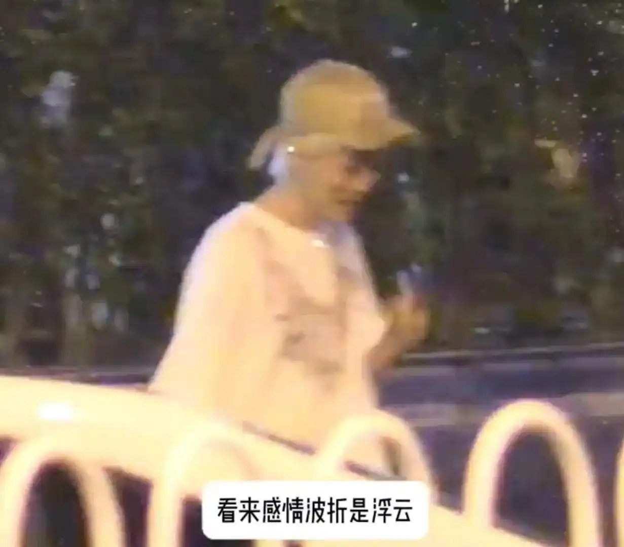 鹿晗同高瀚宇等人聚会，一头金发笑意满满状态绝佳，感情去向扑朔迷离 ​