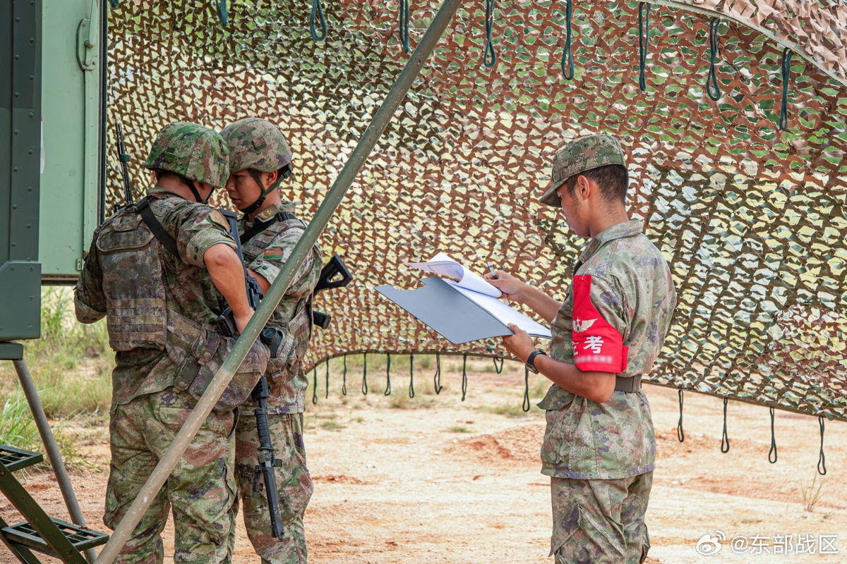#直击东部战区练兵备战现场#【#锤炼战场维修保障硬功#】近日，第73集团军某旅组织维修分队开展战术维修保障综合演练考核。紧贴实战设置指挥控制、战备行动、战场抢修等多类科目，全面检验官兵复杂战场环境下装备应急保障能力。（肖祖滨、田非凡、张瑞斌）#当兵就要练练练# ​