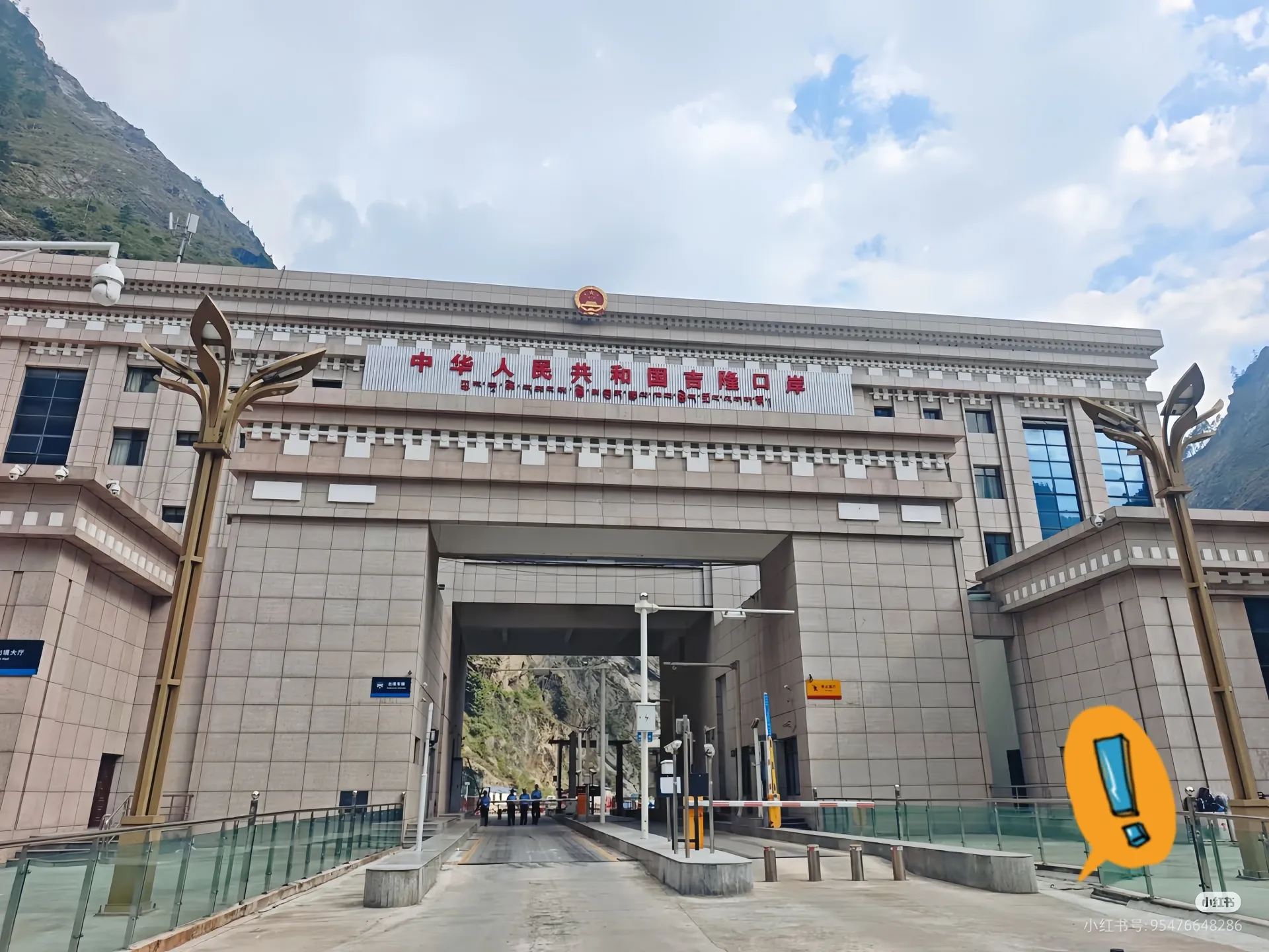 西藏吉隆口岸那栋不起眼的小楼，守的却是整条南亚通道的国门。
好几家单位挤在一个屋檐下，几百号人吃住办公都在里头。
外人只看见通关的车流，没人知道他们熬了多少通宵。
 
海关、边检、公安、管委会，几家凑在一块儿办公住宿。公务员、事业编、合同工、企业派驻，哪怕制服颜色不一样，熬的夜却是一样的黑。
 
喜