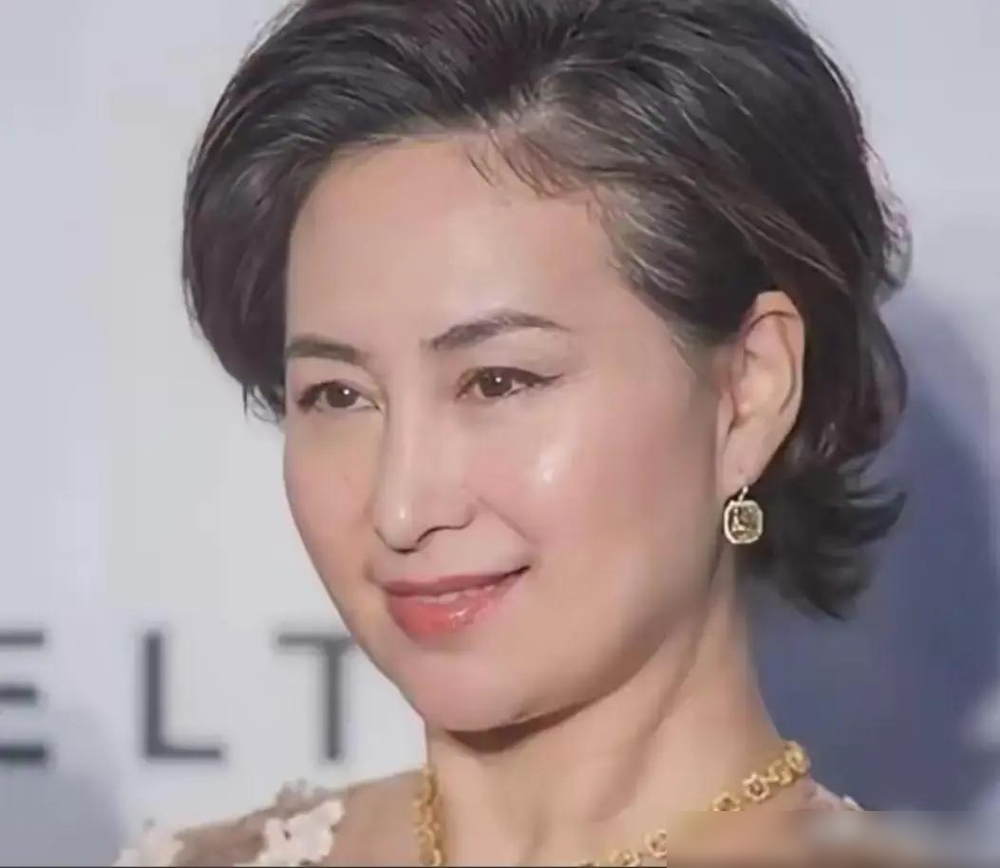 何超琼给陈百强扶灵，不是爱情，是江湖义气。
这事被传了三十年，越传越离谱。什么霸道父亲拆散苦命鸳鸯，什么嫁许晋亨是心死之举。全是脑补。
翻翻她正经访谈，提到陈百强就一句话：知己，性情中人，明白事理的大孩子。没了。
真正的时间线是，1981年拍《突破》认识，做朋友做了十年。1991年她嫁许晋亨，