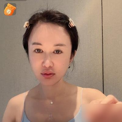 张纪中直播被骂:这么有名的大导演居然也来直播了，真掉价。

镜头前，这位七十多岁的老导演当场拉下脸，语气严厉得像是片场训人：“我支持我老婆，维护家庭，有什么掉价的？”话里话外，就一个意思——你们懂什么。
可网友不买账。评论区翻来覆去就那几句：当年拍《笑傲江湖》《射雕》的大导演，怎么混到跟网红抢