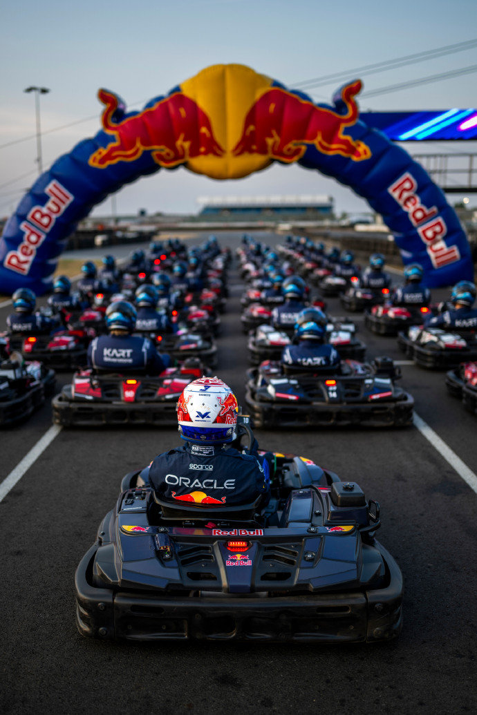 红牛搞了个大活：9月16日，四届F1世界冠军维斯塔潘回到银石，不是开F1，而是开卡丁车，一个人对100个人。他从第101位、也就是最后一位起步，30圈之内要超掉前面所有100人，被超的当场淘汰。说白了，这就是一场「一个人追杀一百个人」的公路大逃杀，只不过发生在卡丁车赛道。你可能会问：F1冠军打业余选
