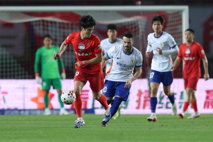 卡扎吊空门得手！这球弧线太美妙了。  ​​​