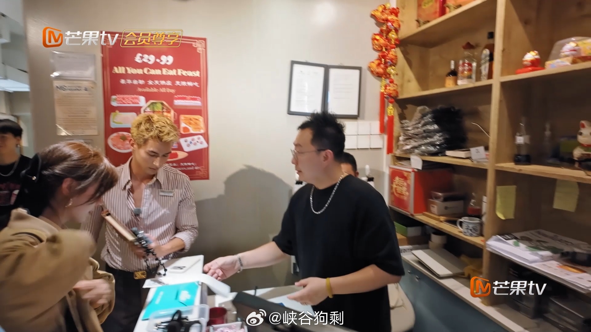 颜安结账来了一段即兴小品颜安成熟和三岁间自由切换伦敦合伙人没有提前排练，颜安当场就能演小品，反应力绝了 ​​​