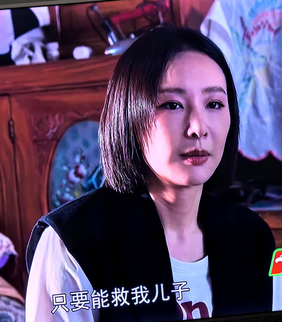 高叶在《蒸蒸日上》里演草根律师萧龙女，演技和形象真没得挑。说话一语中的，为人耿直又侠肝义胆，整个主角立得很成功。

但有个设定实在让人出戏：她是个严肃职业的律师，怎么不管在什么场合，底下总套着一条短裤？

每次镜头扫到那两条露在外面的腿，违和感直接拉满，成了整部剧最大的瑕疵。

律师办案不分场合天天