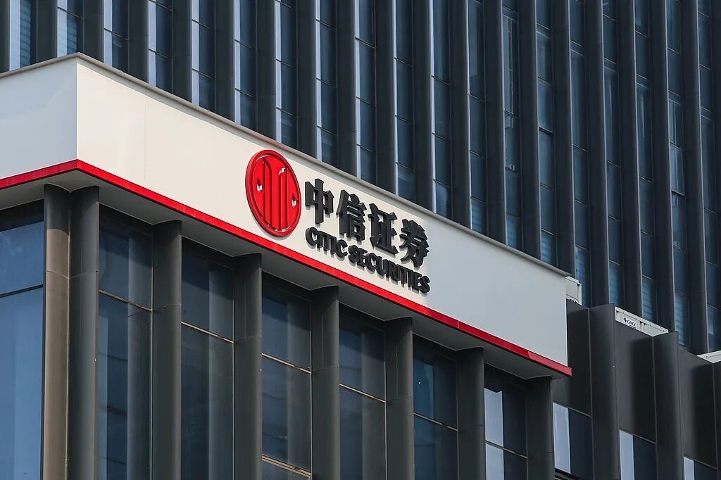 【#中信证券上半年日赚1.28亿#】
8月20日晚，中信证券交出历史最强中期成绩单：上半年营收496.92亿元，同比增长50%；归母净利润233.43亿元，同比增长69.6%，相当于上半年每天净赚1.28亿元。
更扎眼的是人均数据：人均创收249.75万元，#券商一哥人均创利86万#。加上此前传闻人均年薪81万， ​