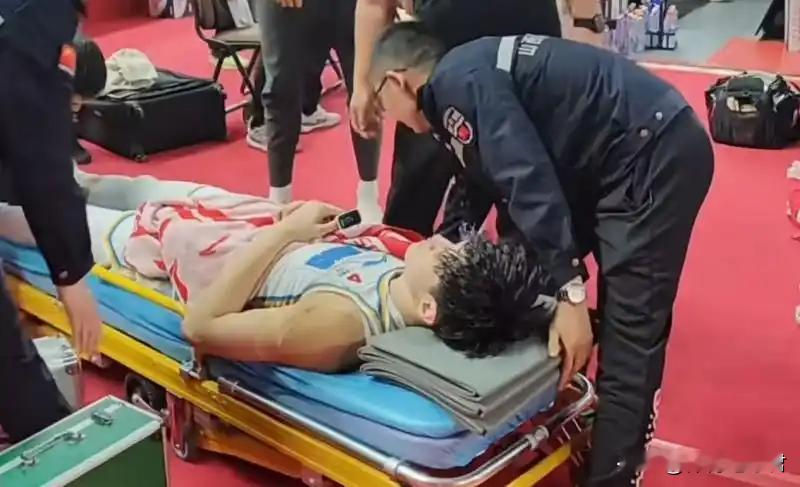 曾凡博收到奇葩要求！ 曾凡博受伤被送到医院之后，山西啦啦队成员在开直播...