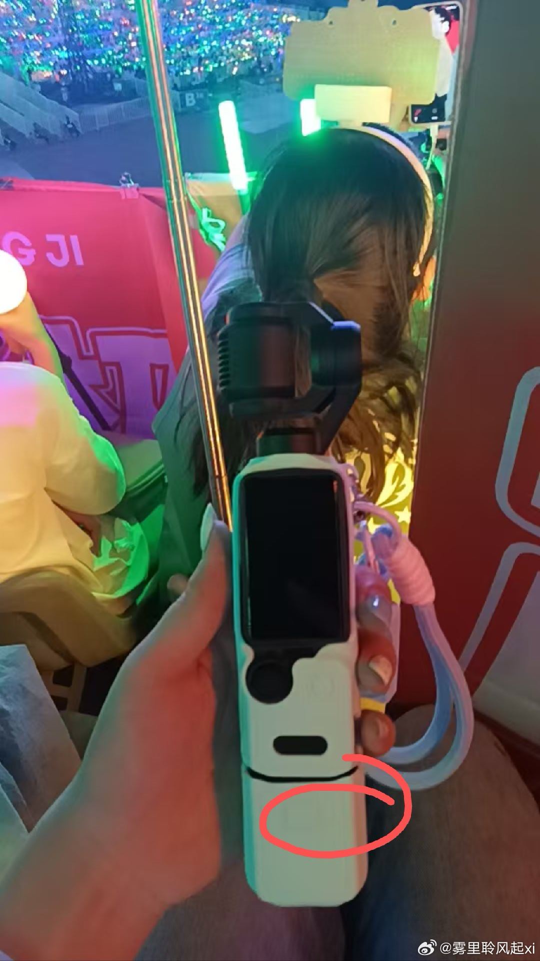 #志极[超话]# 有宝宝在今晚演唱会现场捡到这个大疆下面的螺纹手柄吗，37区23排6号座位 ​