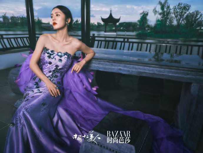 #蔡文静一秒走进江南古画#

时尚芭莎美学项目《中国十二美人》第八期「霞起江阴」正片重磅上线✨

蔡文静踏足徐霞客故土江阴，将江南水乡的温婉底蕴，与徐霞客奔赴山河的辽阔风骨相融，一帧帧画面如古画徐徐展开：园林古厝、乌篷舟渡、湖光晚霞，在水色光影间切换多套造型。黑色钉珠鱼尾高定华丽盛放， ​