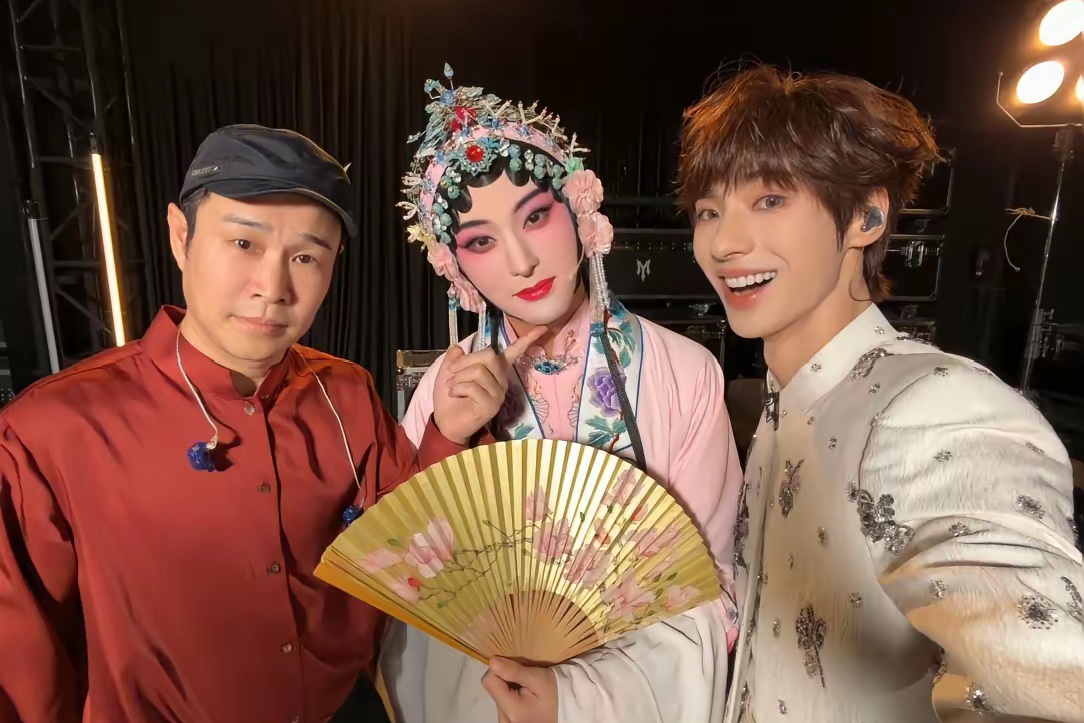 我真的被《在梅边》舞台狠狠震撼到！

完全没想到唐九洲能演好杜丽娘，一米八五的大高个，把昆曲的柔美、温婉拿捏得恰到好处，扮相身段直接封神。最戳我的是，他根本不是科班出身，为了舞台硬生生勒头四小时，忍着头晕恶心反复练习，全是实打实的笨功夫。

再加上颜安炸裂的超长贯口、小沈阳稳撑全场的京剧高腔，三人全