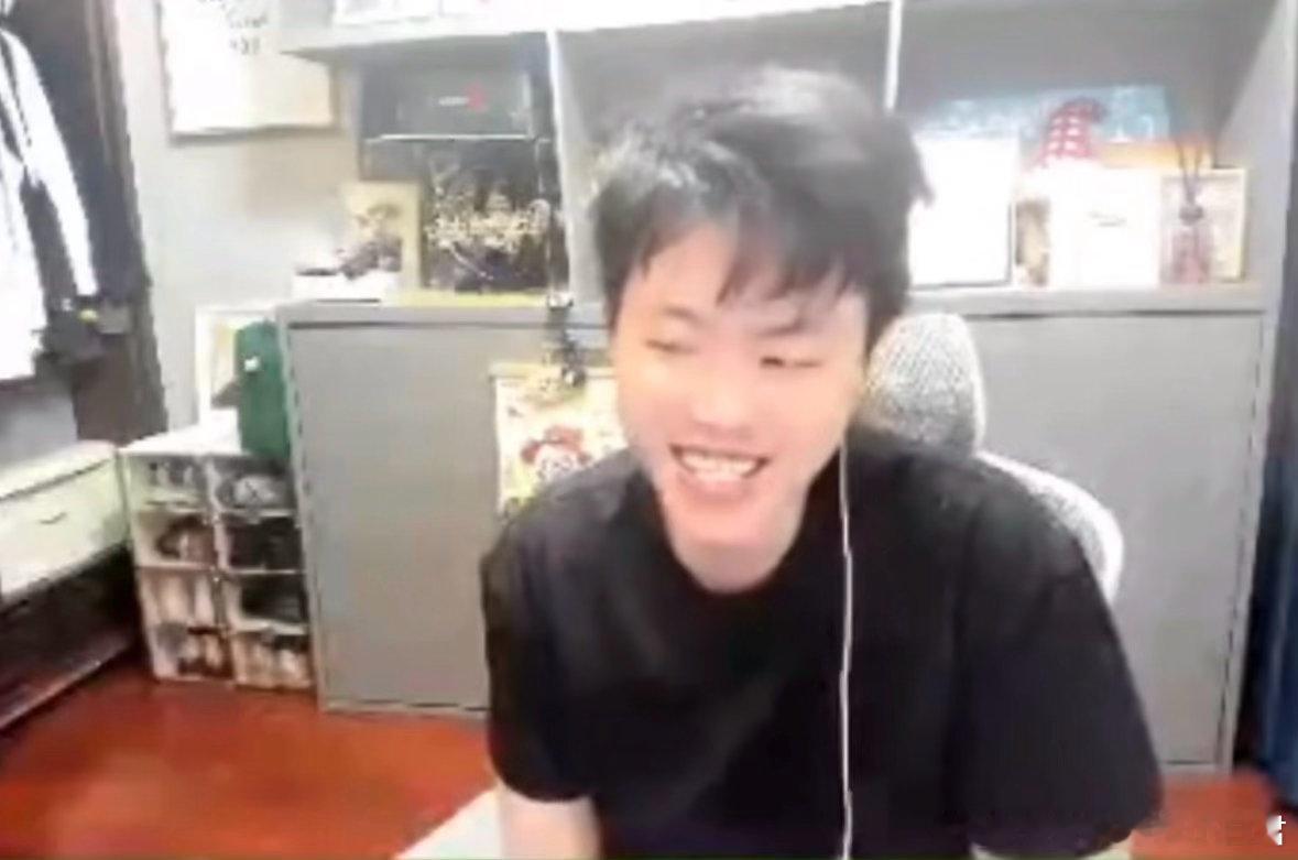 梦男臆想时间[doge]
米哥说奇妙日无所谓，我直接窝在钎城怀里，给你们播播户外

#kpl新鲜事# ​
