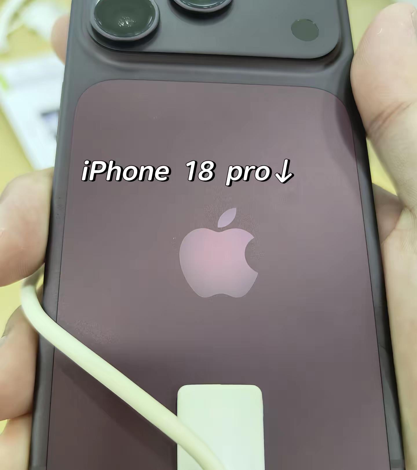 iPhone 18 pro 大多数人可能没发现的细节！！不敢说是第一个发现的, 但应该大多数人没察觉到背板和上代除了颜色上面更统一了logo的cmf也调整了！ 由11pro开始的磨砂玻璃+亮面logo也统一变成了哑光的质感了！！iphone18pro 苹果手机