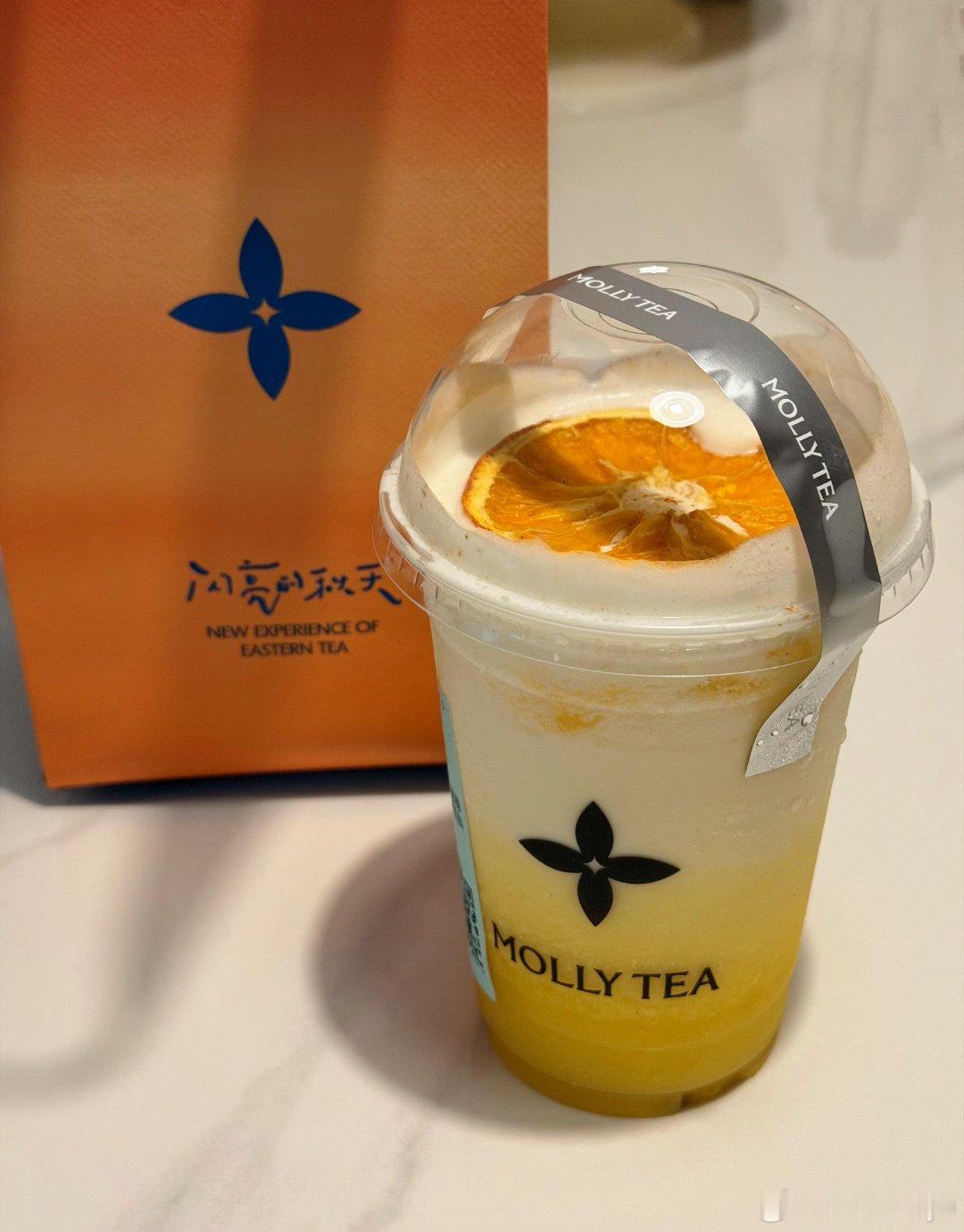 #秋天的第一杯奶茶#
秋天的第一杯奶茶是茉莉奶白送的[送花花]
品鉴了新品针王奶霜橘子，不额外加糖甜度刚好，橘子风味很浓厚，顶部是苹果味的奶霜，表层还洒了肉桂粉，将奶霜完全搅匀后, 口感更顺滑醇厚，多了一层淡淡的苹果果香，比直接喝层次更丰富。 ​