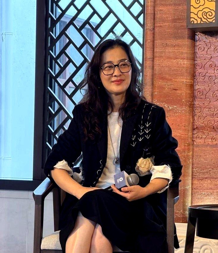 乌镇长桌宴上，别人端着酒杯到处找机位，梅婷素着一张脸守着铜锅吃得正香。

郝蕾凑过来跟她咬耳朵，老狼笑着碰杯，她毫无紧绷感。刷到她在波士顿河边跑步，满脸是汗冲镜头笑，晒斑和毛孔全露着。这两年她接年代剧、拍援藏戏，手里有硬活儿，根本不硬凑什么少女感。

看多了那些宁愿把脸打僵也不敢变老的人，心里有底才