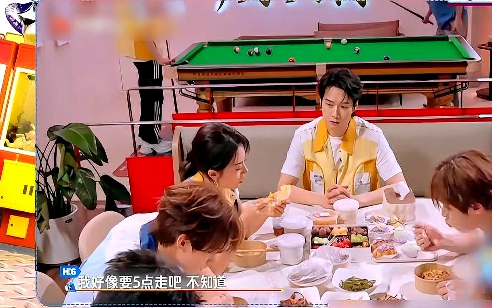 赵今麦在综艺里随口一句“要回横店拍戏”，旁边的李小冉直接愣住了。魏大勋顺势自嘲：“我们都没戏拍”。

场面确实尴尬。魏大勋跟赵今麦刚演完《无可替代》，剧还在播。结果00后女主无缝进组，男主只能靠在综艺里抢话接梗保曝光。

这就是娱乐圈最现实的遮羞布。现在去横店看看，开机的大女主大男主全往95后00后