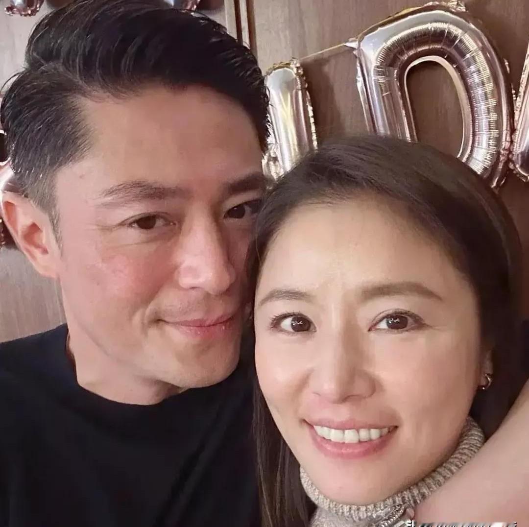 清醒的女人从来不赌男人的脸！
林心如找老公的标准从二十岁到四十九岁就没变过——“我就是喜欢帅哥，怎么了”。前男友林志颖，老公霍建华，清一色剑眉星目。她上节目聊理想型，条件摆得明明白白：要帅、要高、要干净。身边朋友劝她别只看脸了，她回一句“我一直都是喜欢帅的，没有变过”。
陈意涵呢，谈过的恋爱能凑好几