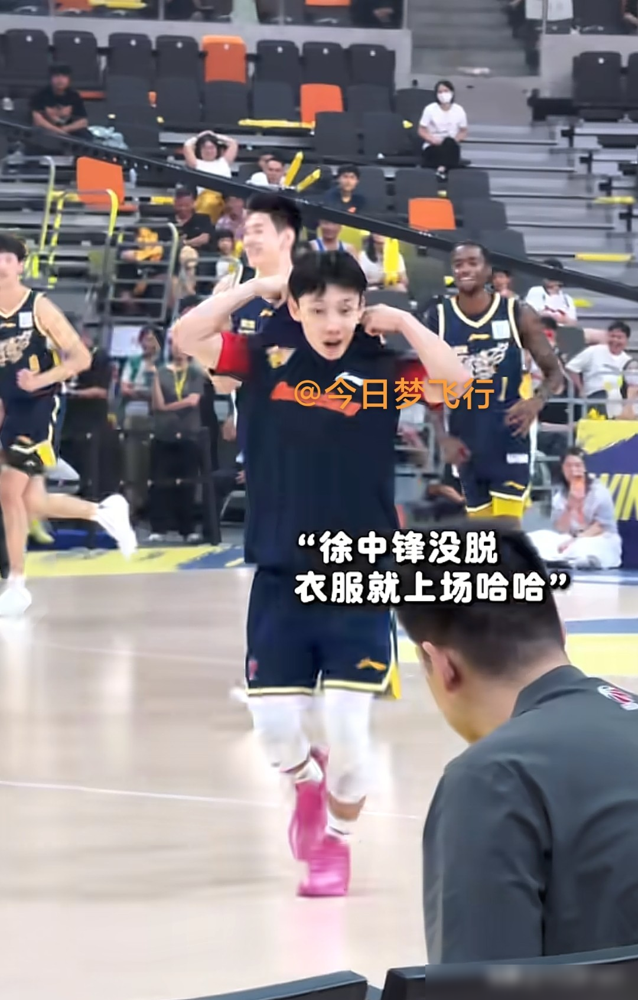 徐杰带一队，胡明轩带一队，广东这场嘉年华硬是把友谊赛打成了修罗场。
崔永熙伤后第一次在球迷面前放开抡，突破那下蹬地还是猛，完全不收着。杨溢更是一点不像个新人，钻来钻去把老大哥的防守搅得稀碎。
最狠的是三分环节，胡明轩抬手就有，连着几个球都是空心入网，直接拿走三分王。旁边徐杰那队全程表情管理失败。