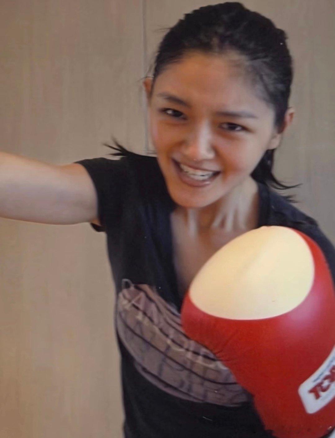 我不是公主，是大王。我不是甜心，是諧星。我不是女演员，也不是女明星，我是外星人。
                                         to：徐熙媛
#大S[超话]# ​