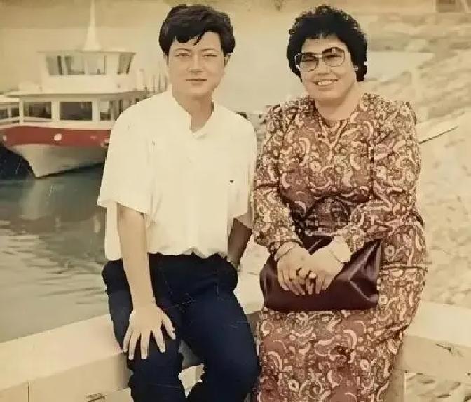 1941年深秋，北京颐和园附近一处老旧的排房里，一个女婴呱呱坠地。

这孩子就是陈丽华，按祖上论，她是满族正黄旗的后人，叶赫那拉氏第八代后裔。
这名头听着响亮，可到了她这一辈，家里早就没了当年的风光。
她出生那会儿，家里穷得叮当响，连几床像样的棉被都凑不出来。
日子虽苦，陈丽华却从小学会了看人脸色，