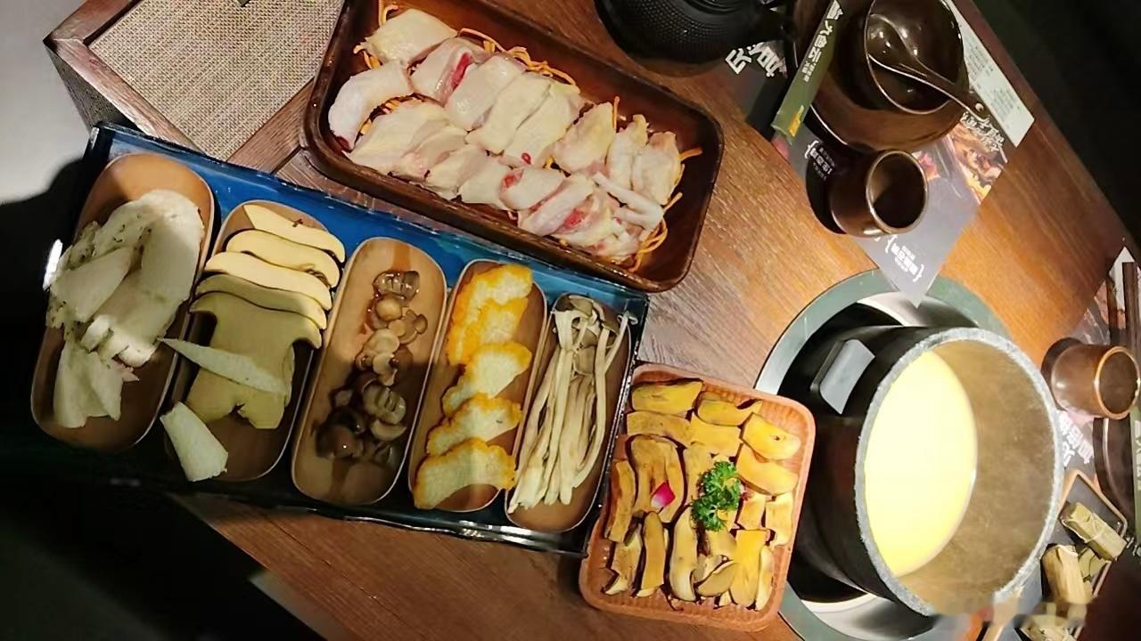 香香的菌锅 最近去吃过几次正佳广场的九色云野生菌火锅一进门 就是扑鼻的...