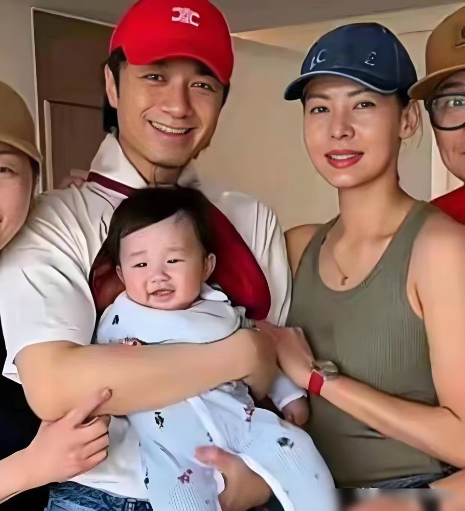 57岁，又生了一个。古巨基老婆陈韵晴，第一胎52，第二胎57，拿命在生。孕早期吐到电解质紊乱，中期糖尿病，晚期血压飙，37周直接剖。全程顶尖医疗团队24小时盯着，古巨基推掉八成工作陪了半年。她说每次产检都像排雷。现在露面，气色红得不像刚下手术台的人。钱堆出来的奇迹，也是爱堆出来的。但普通人别学，这门