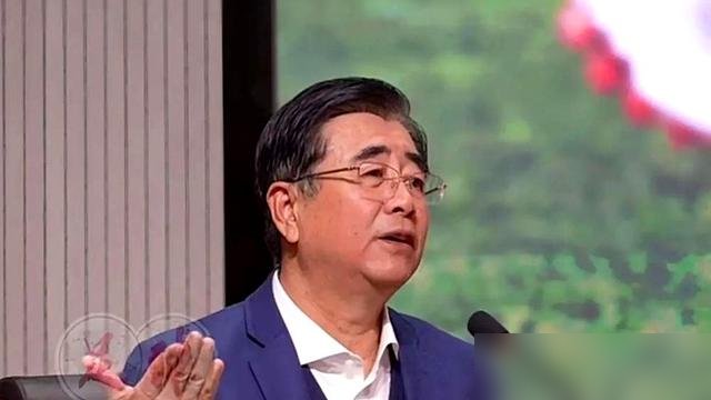 宋凯要放开外援限制，这话刚落地，反对声就炸了。都说沙特联赛买一堆球星，本土球员连场都上不去。
可宋凯直接搬出武磊。武磊在西甲板凳坐穿那两年，回来踢世预赛照样是头牌。他说竞争是筛人，不是毁人。
足协上半年拿了俩亚军，宋凯早上5点跑办公室补凌晨的比赛录像。转头又搞“未来之星”，送小孩留洋，一年最高补