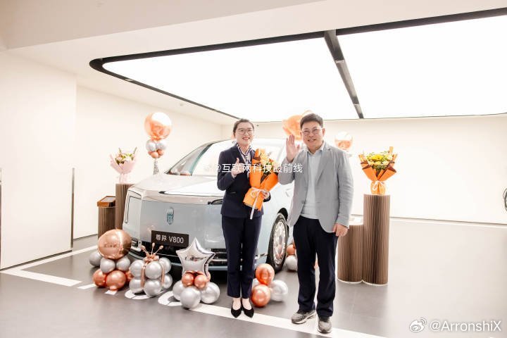 #余承东曝明年初上市大型豪华SUV#高端SUV市场又要迎来新变数，余总官宣明年初推出超豪华大型SUV，期待实车亮相后的真实表现。#余承东称四界将获得更充足资源# ​