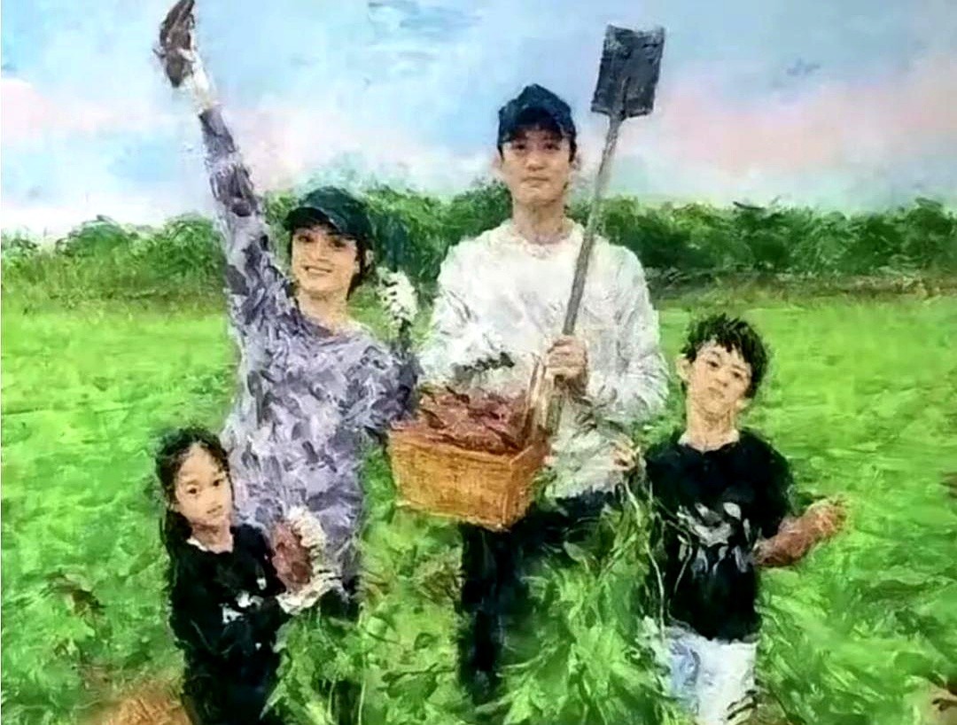 不拍戏的孙俪，居然把一家四口画成了油画。

画面里邓超扛着铁锹站在中间，她自己举着手套笑，等等和小花一左一右站在田野里。笔触松快，色彩明亮，一看就不是随便摆拍，是真的下了功夫。

很多明星不进组就忙着跑通告，她倒好，练字、养生、画画、带娃，把日子过得有滋有味。演戏时全情投入，不演戏时把生活过成艺术。