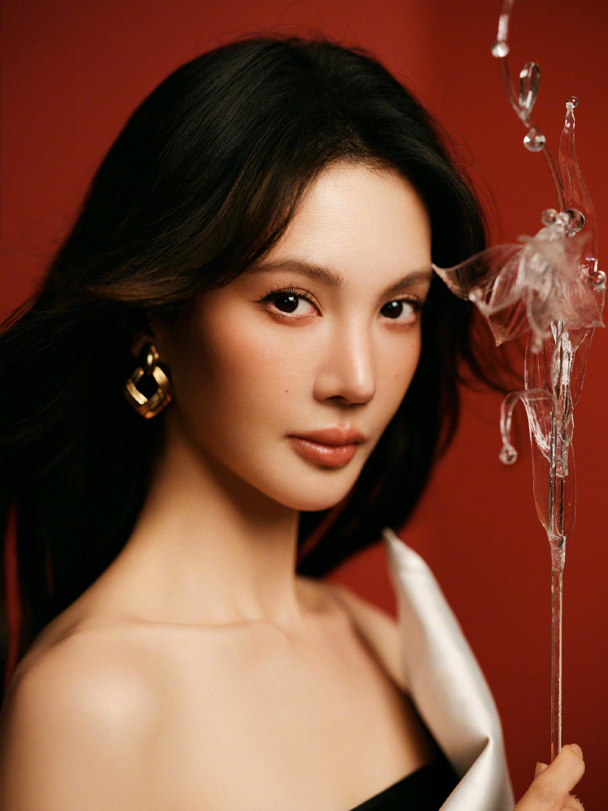 【#金晨直播夸王楚然很美很撒得开#】金晨直播聊《现在就出发4》更换常驻嘉宾，回答大方从容。她说大家各有各的特点，节目依旧玩得很开心，“大家还是可以看的，能解闷，我依然还在，我还活着”。还主动夸赞新嘉宾王楚然：“楚然也很好，很美也很撒得开”。不回避争议，金晨这个性格真的太圈粉了！ ​