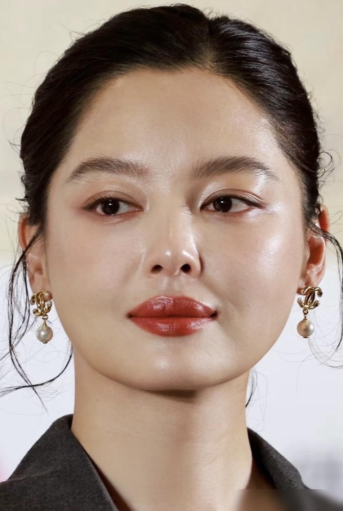 辛芷蕾当年说我就是想红，全网追着骂她野心写在脸上。
17年《演员的诞生》输给舒畅，她当场说没觉得对方演得特别好，我凭啥服气。
网友一窝蜂骂她自大、心机重，连长得就不好惹都成了黑点，她反倒直白说想红是为了有选好剧本的权利。
后来她也不瞎辩解，上《花少》当气质搞笑女圈好感，《庆余年》等剧的演技挨个