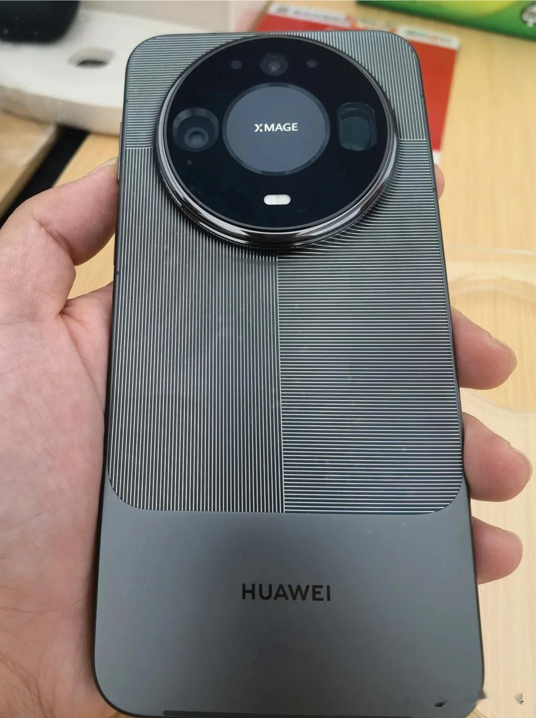 Mate90 Pro Max首发抢机，线上只抢到12+512版本，没想到线下还有惊喜。
首发当晚逛街逛进华为门店，居然撞见16+512黑色现货。
上手摸完真机，黑色版本的质感，确实是所有配色里最耐看的。
 
昨天是Mate90 Pro Max开售第一天，定好闹钟蹲线上抢购，好不容易抢到12+512版