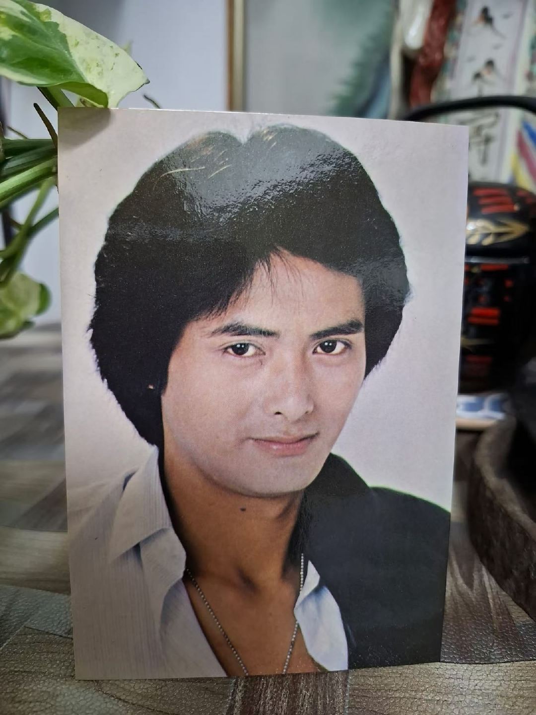#每日一善##面相小知识# 

眉压眼，鼻头短、低，下庭有点收缩（对比上庭），晚运差了点。

周润发家中共有四兄弟姐妹，他本人在同辈中排行第三，属于排在中间不受宠的孩子，长大后演艺圈压力重重，难免有点波折，他前妻余安安也是富家千金，真是可惜。 ​