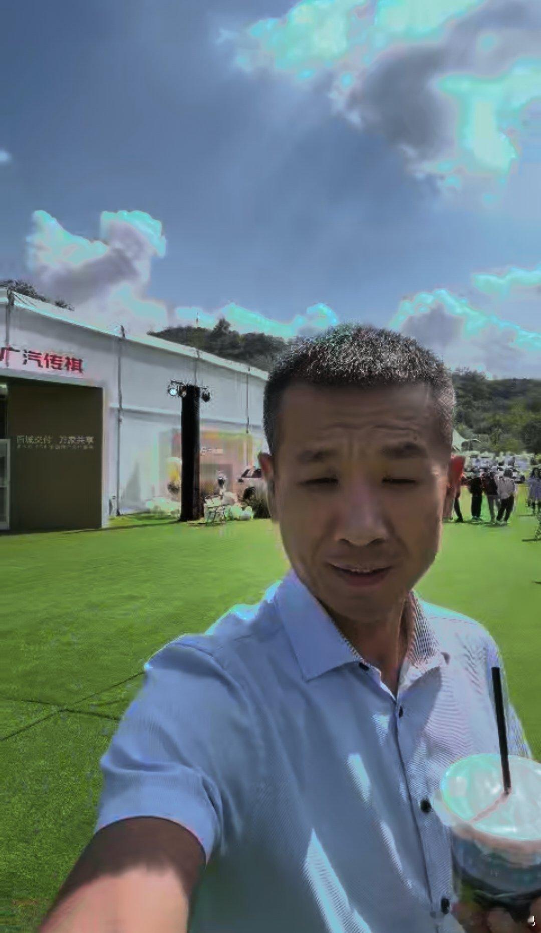 ·越级宽敞慢慢发现家用车子后排空间格外重要，一家人自驾出行，第五代传祺...