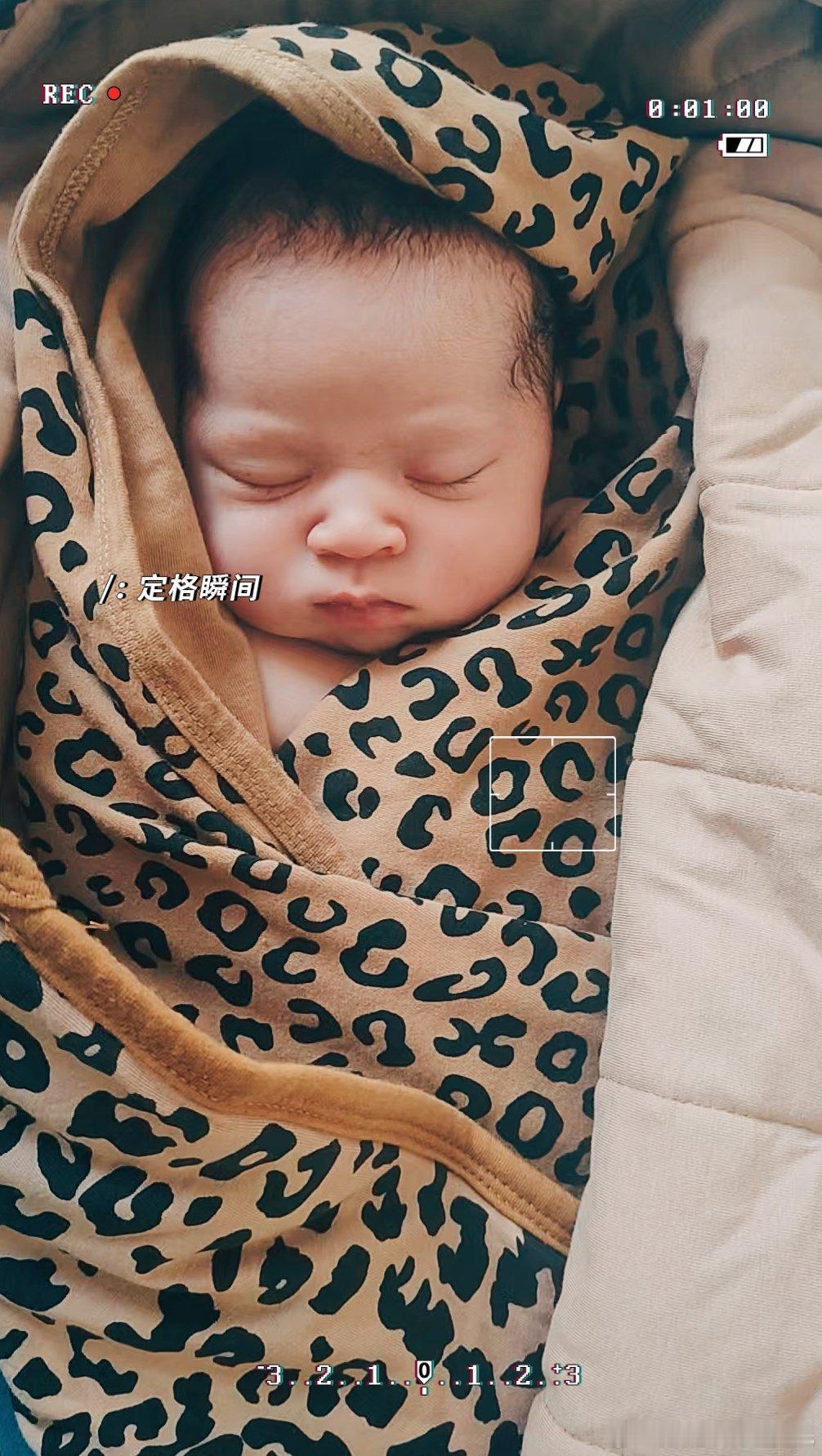 今天产后第16天 想记录和 Zllala 一起的合照 我的宝贝女儿妈妈希望你能过的健健康康 #欧阳娜娜的1042##plog# 无忧无虑 omak malikam  妈妈真的很爱你 希望我们永远在一起 2026-8-28 4:25分  ​