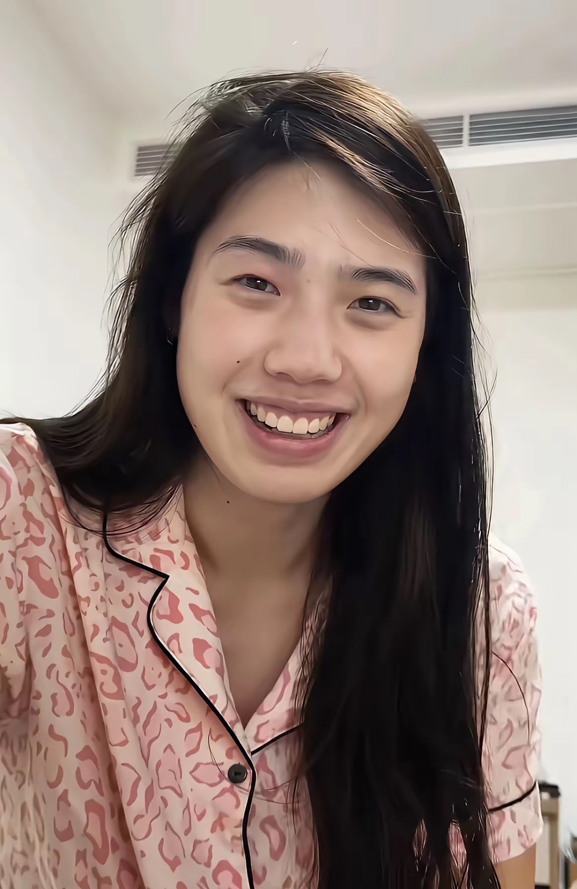 这姑娘真没有偶像包袱，就喜欢这份大大咧咧、阳光爽朗的气质。赛场全力以赴，私下随性自在，这份真实感格外动人。
张雨霏 游泳运动员