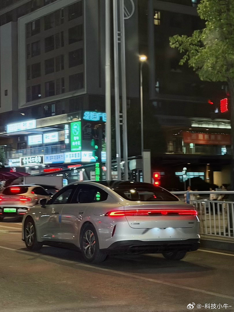 在交付中心门口遇到刚提车的A06，大家还记得刚提车时候的心情吗？#长安汽车##假日出行有长安# ​