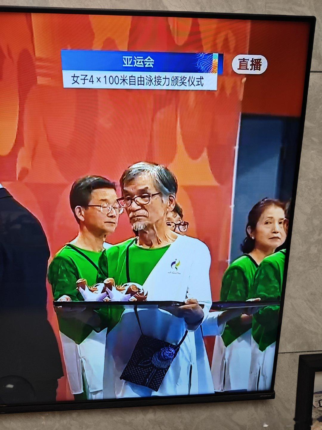 天老爷，日本亚运会的颁奖礼仪小姐都是70岁左右的大爷大妈[吃惊][允悲]！等我退休了我也想报名[挤眼][挤眼]#亚运会[超话]##日本亚运会##名古屋亚运会# ​