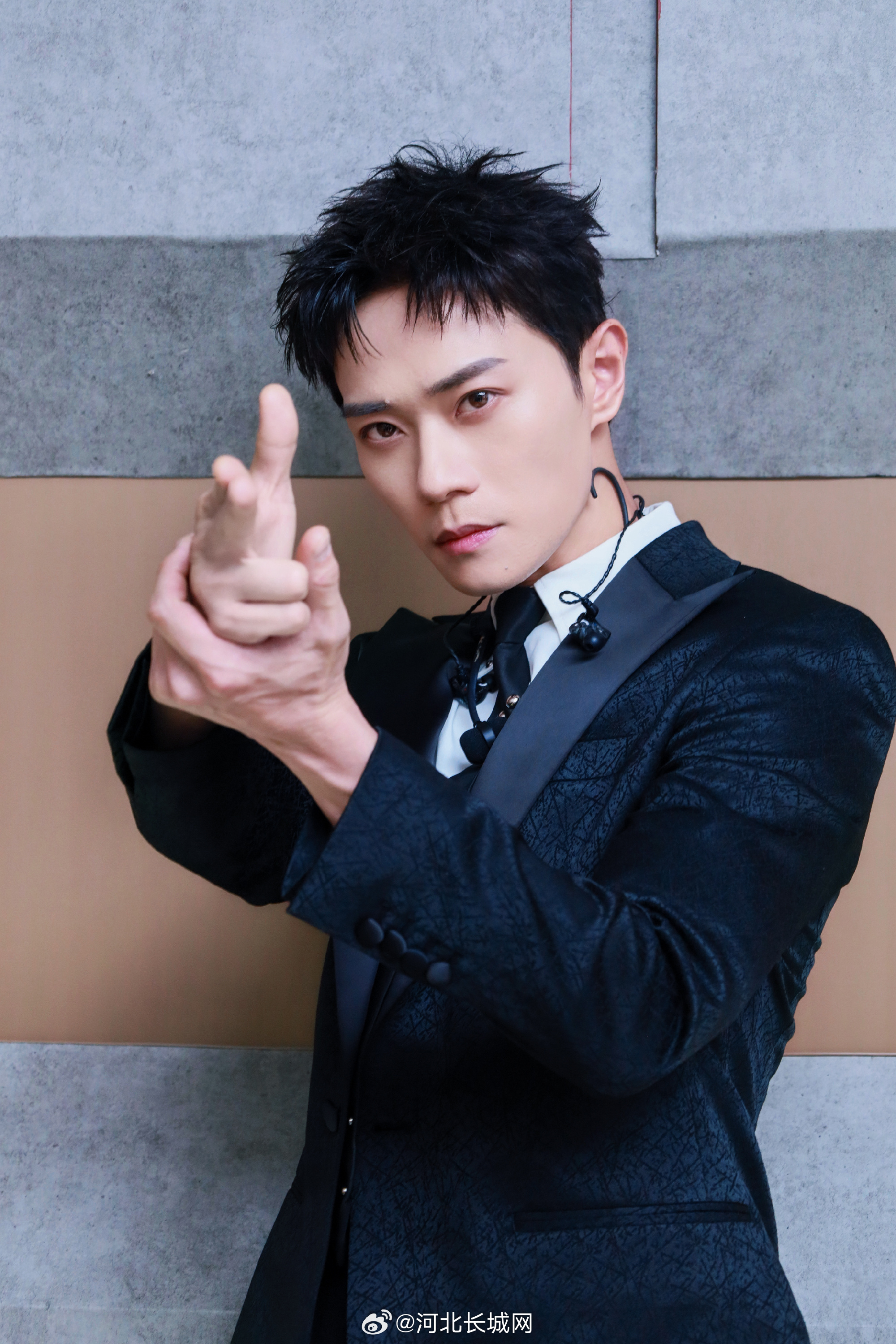 #曹骏[超话]#【#曹骏披荆斩棘总决赛双舞台#】#曹骏badguy舞台# 10月20日（发布），曹骏​​​​在《披荆斩棘2026》总决赛中参与两个舞台，分别归属能力者秀与部落秀两个环节。能力者秀曲目为《bad guy》，由姚琛、曹骏、王赫野、王啸坤四人表演；部落秀姚琛部落全员出战，包括姚琛、曹骏、 ​