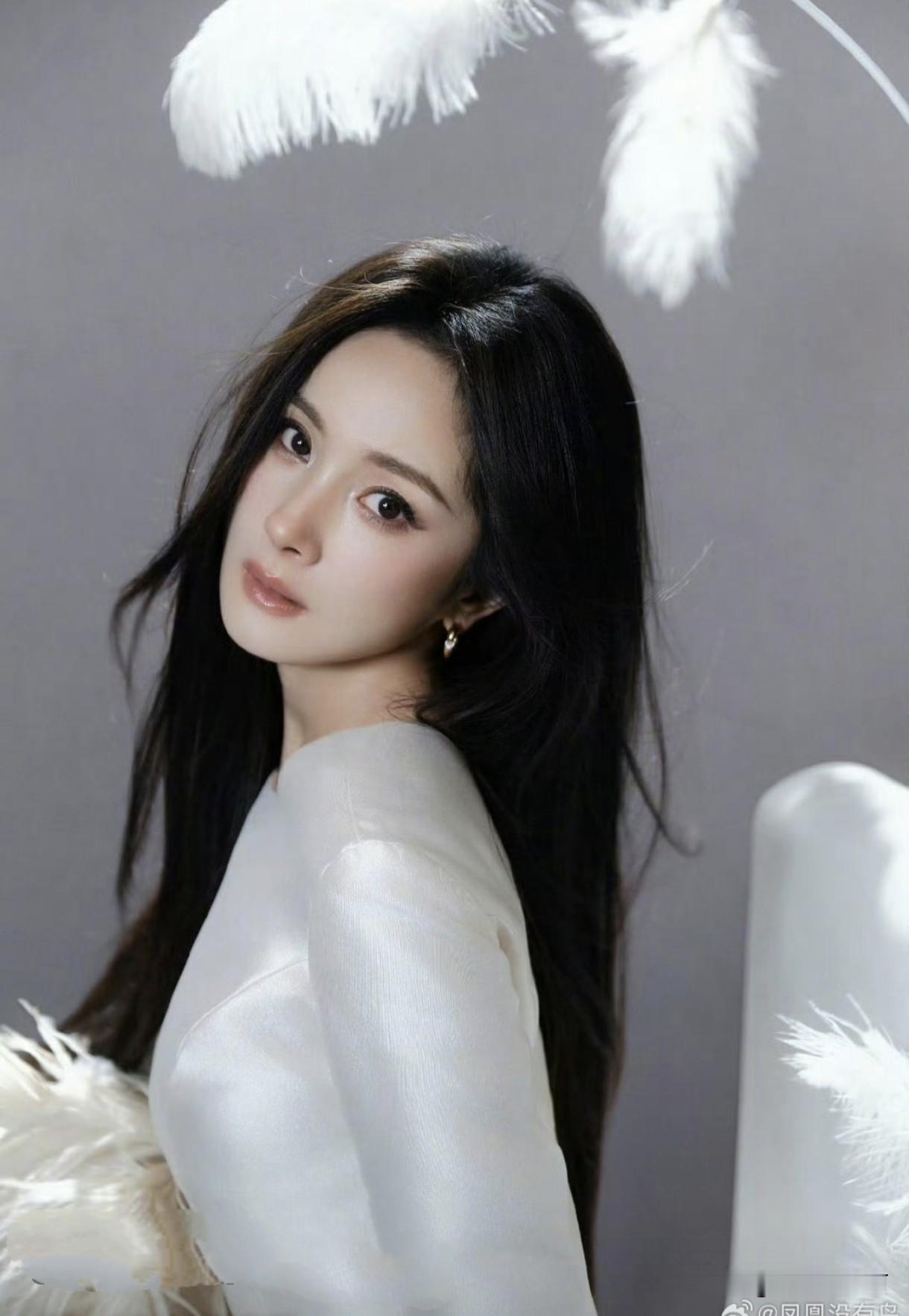  清冷氛围感拉满！杨幂直播解锁黑长直造型，收获白月光好评，多次凭同款发型引爆热议！