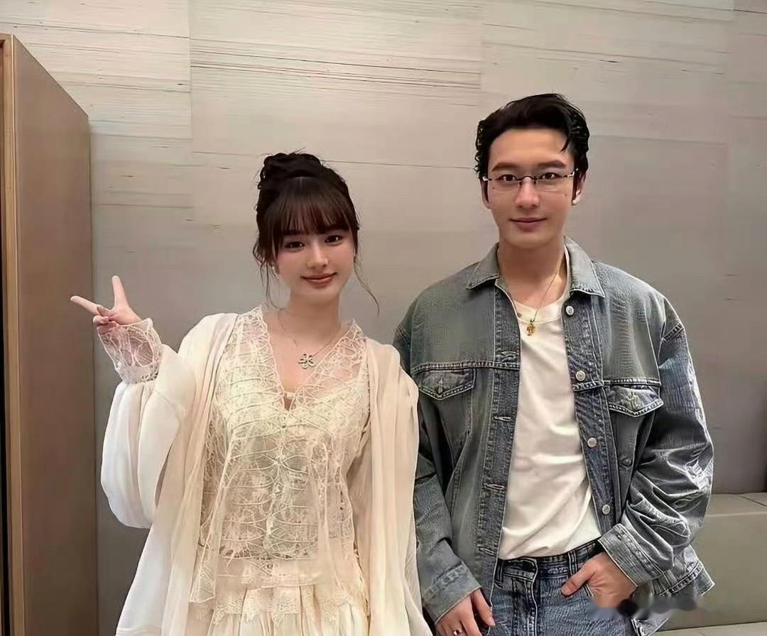 48岁的黄晓明与26岁的女友胡冉儿同游新加坡环球影城，相关画面引发不少网友关注。胡冉儿身着米白色蕾丝长裙，气质温婉柔和，侧颜轮廓和Angelababy颇有几分相似，被网友称作“复刻版甜妹”。