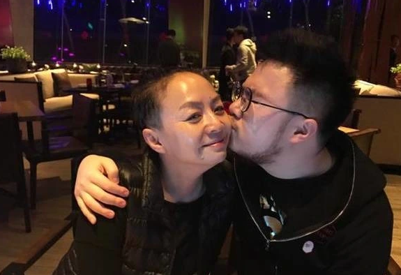 一次，宋丹丹要给巴图买一辆一百多万的路虎，但巴图却赶紧阻止，他说:“给我买辆最便宜的吉普就行了。”宋丹丹不解:“为什么？”
 
（信源：中国新闻网《宋丹丹谈儿子巴图：他是一个特别不虚荣的孩子》）
 
在北京的一家汽车销售展厅里，空气中弥漫着新车特有的皮革与金属混合气息。作为国内家喻户晓的实力派演员，