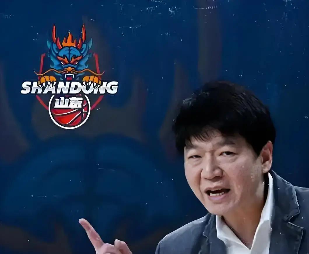 主场输给阵容残缺的辽宁男篮，山东男篮休赛期的重磅引援直接成了笑话。
邱彪在更衣室发火真是一点不奇怪，外面吹了两个月的天时地利人和，首战一打，王岚钦全场挂了个刺眼的零蛋，整支队伍失误多得像是在打教学赛。
输球不可怕，可怕的是全队在场上那股松垮劲儿，换谁当教练都压不住火气。
眼下球队直接开赴浙江客