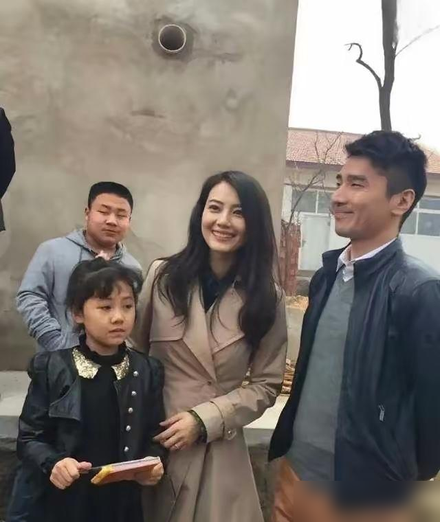 高圆圆直言：我最好死在赵又廷前面。
这话出自她最新录的播客《陈辰的超越边界》，夫妻俩玩笑聊生死，她觉得先离开的人更轻松，不用扛丧亲的痛，不用熬往后一个人的孤独。
赵又廷听完没反驳，只平静说了一句：那也行，我来收拾后续。
高圆圆能坦然聊生死，是因为陪母亲抗癌十几年，亲手处理过后事，才懂留在原地的