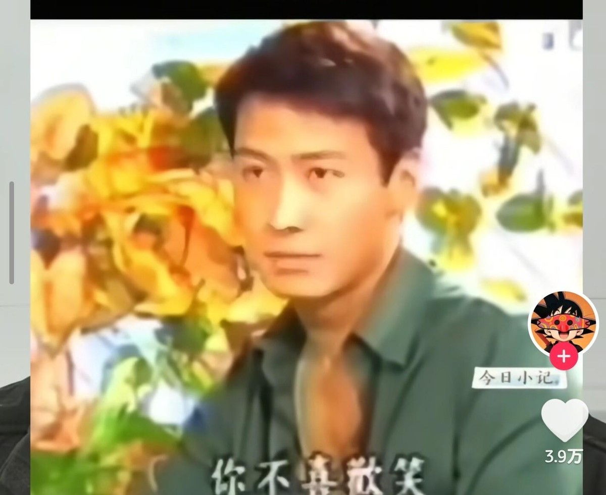 蔡康永当年采访黎明，当面问：“你不爱笑，是不是因为不喜欢自己的牙齿？”这话不好接，解释像心虚，翻脸又失态。
黎明没急，淡淡回了句：“我也听过你的传言，说你不吃鸭，只吃鸡肉。”同样的传言套路，原样送回去，蔡康永当场接不住，脸色都变了。
这段老访谈后来被翻出来，很多人说黎明这招高明——不吵不闹，拿你问我