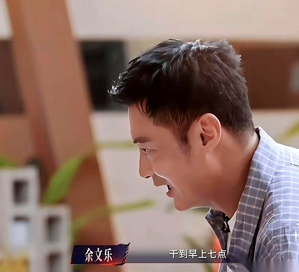余文乐一句“我们练到早上七点”，直接把对面的李光洁砸得一歪。
李光洁一脸匪夷所思，身体往前探了探：“到底要干些什么，才能搞到早上七点？”
歌手组那边轻飘飘甩出两个字：“加轨。”
这话一出，旁边的张彬彬眼睛瞬间就亮了，整个人兴奋地凑过来，压低声音问：“什么轨道？要推吗？有摇臂吗？”
空气安静了两秒。