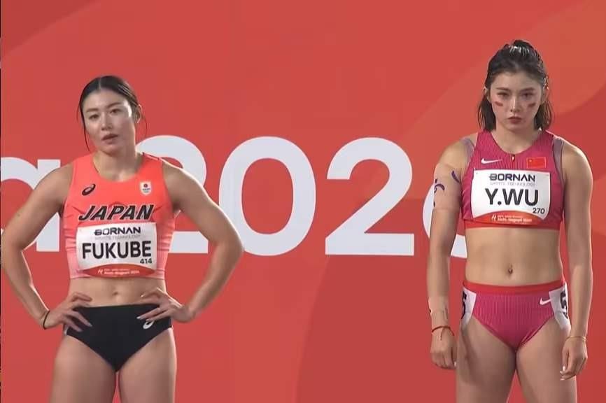 吴艳妮13秒18预赛第四，林雨薇13秒52第七，日本中岛瞳和福部真子都跑12秒85拿小组第一。雨里的跑道湿着，起跑器边水花溅起来，吴艳妮揉膝盖那下，老跑田径的人都懂，积液劳损不是嘴硬就能扛过去。中岛瞳八月12秒60亚洲历史第二，福部真子12秒72稳得让人发闷，这不是谁不爱国，是人家的千次过栏就摆在那